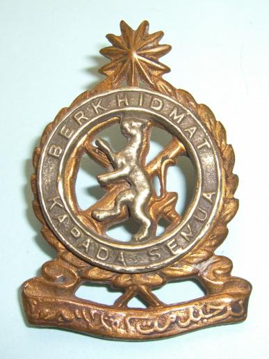 Federated Malay Armed Forces Maintenance Corps Cast Bi Metal Cap Badge