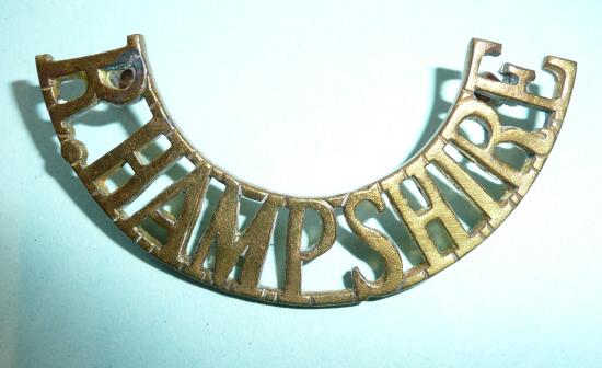 'R Hampshire' Royal Hampshire Regiment Other Ranks Brass Shoulder Title