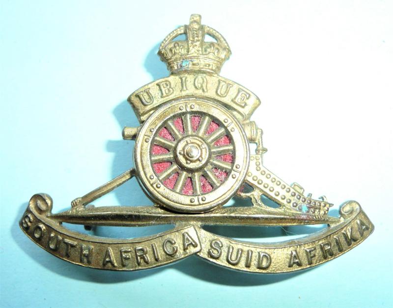 South Africa / Suid Afrika Artillery (moving wheel with red felt backing) Gilt Brass Officers Cap Badge