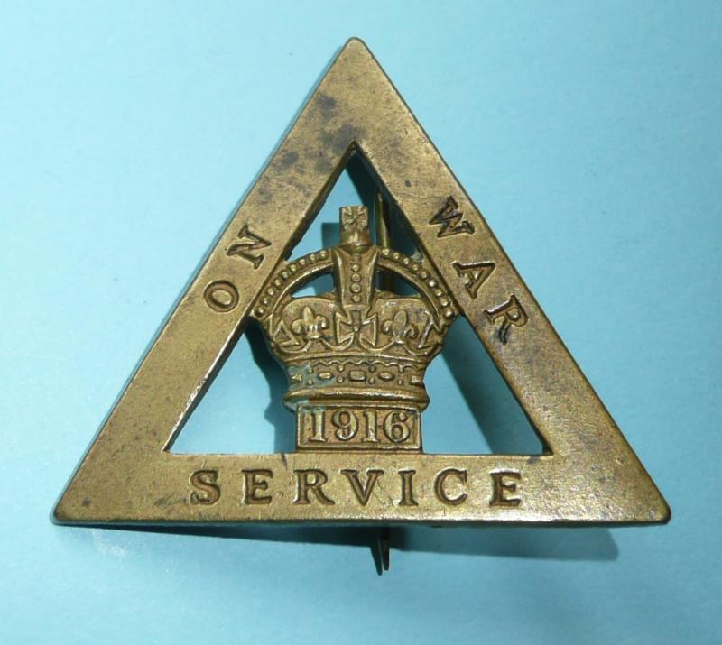 WW1 - 1916 Home Front On War Service Women's Brass Triangle Pin Badge