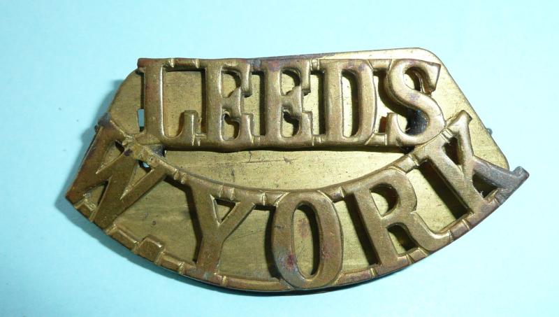 WW1 Leeds / W. York One Piece Brass Shoulder Title - Kitcheners 