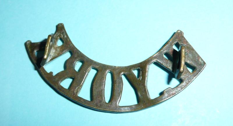WW1 - W. York - West Yorkshire Regiment First Pattern Brass Shoulder Title