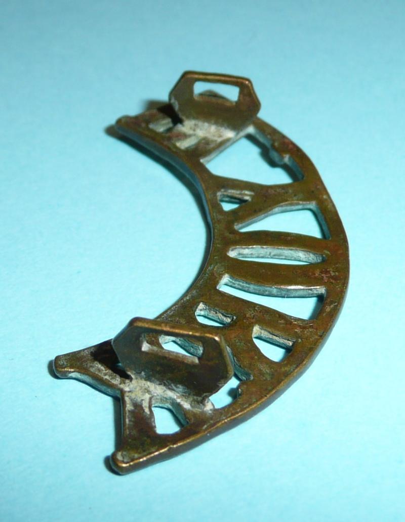 WW1 - W. York - West Yorkshire Regiment First Pattern Brass Shoulder Title