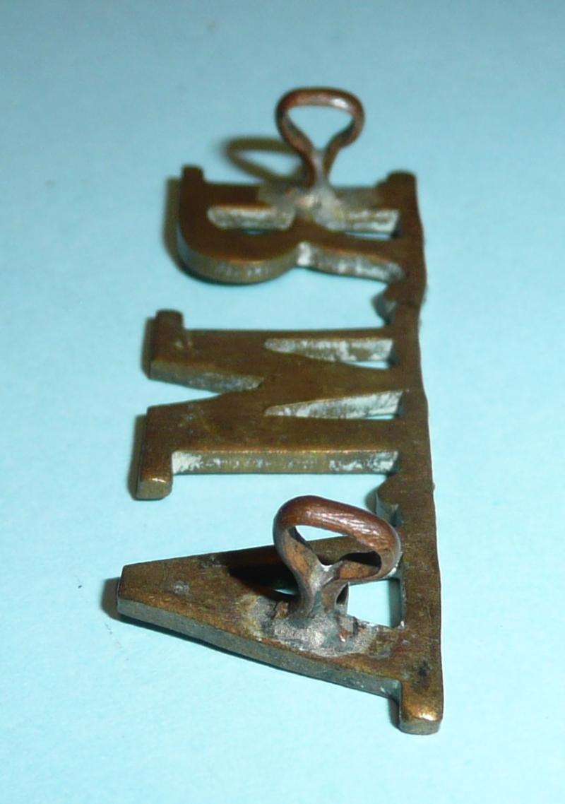 WW1 RMA Royal Marine Artillery Other Ranks Brass Metal Shoulder Title