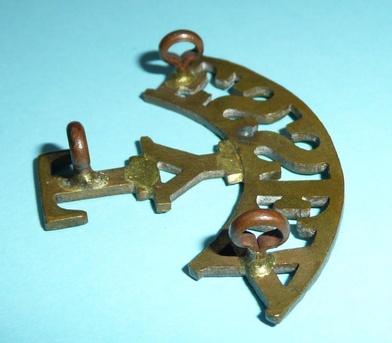 T / Y / Essex (The Essex Yeomanry) One Piece Brass Shoulder Title - Variant 2