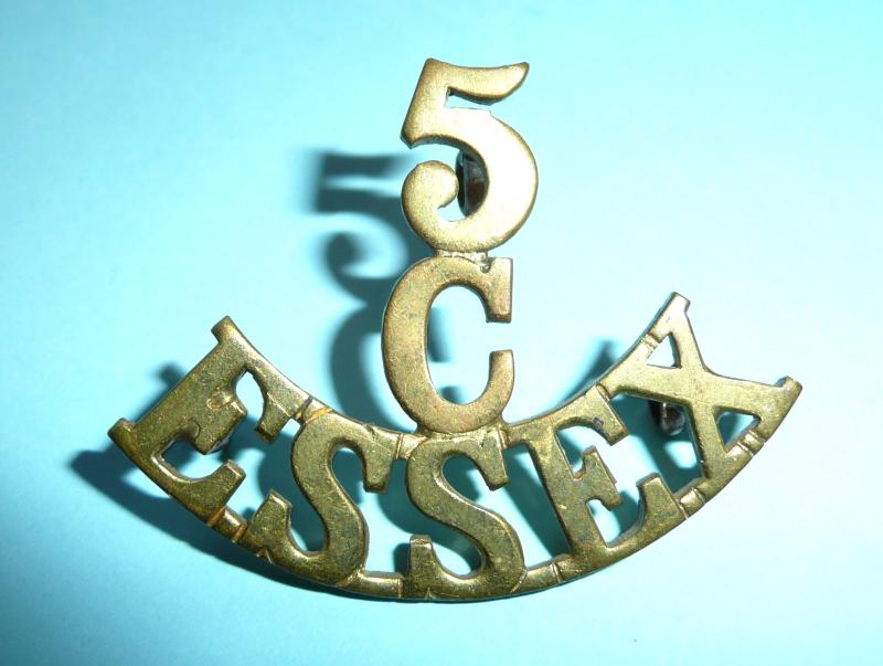 WW1 - 5 / C / ESSEX (5th (Schools) Cadet Battalion, The Essex Regiment) One Piece Brass Shoulder Title